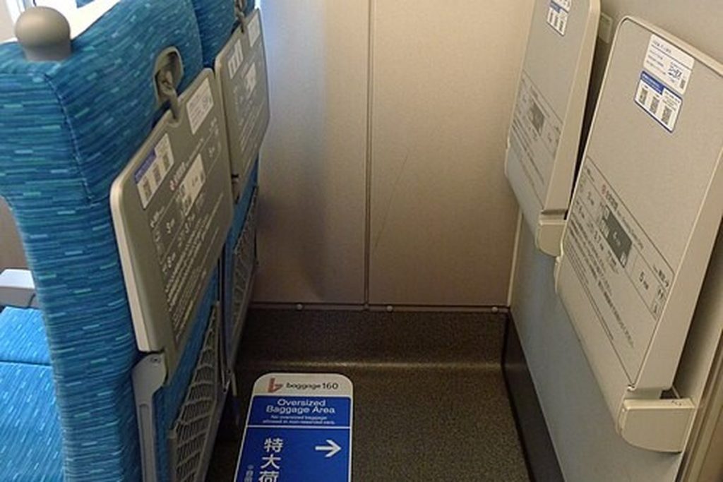 Floor space behind the last row of seats on a Tokaido Shinkansen car, used for reserved oversized baggage