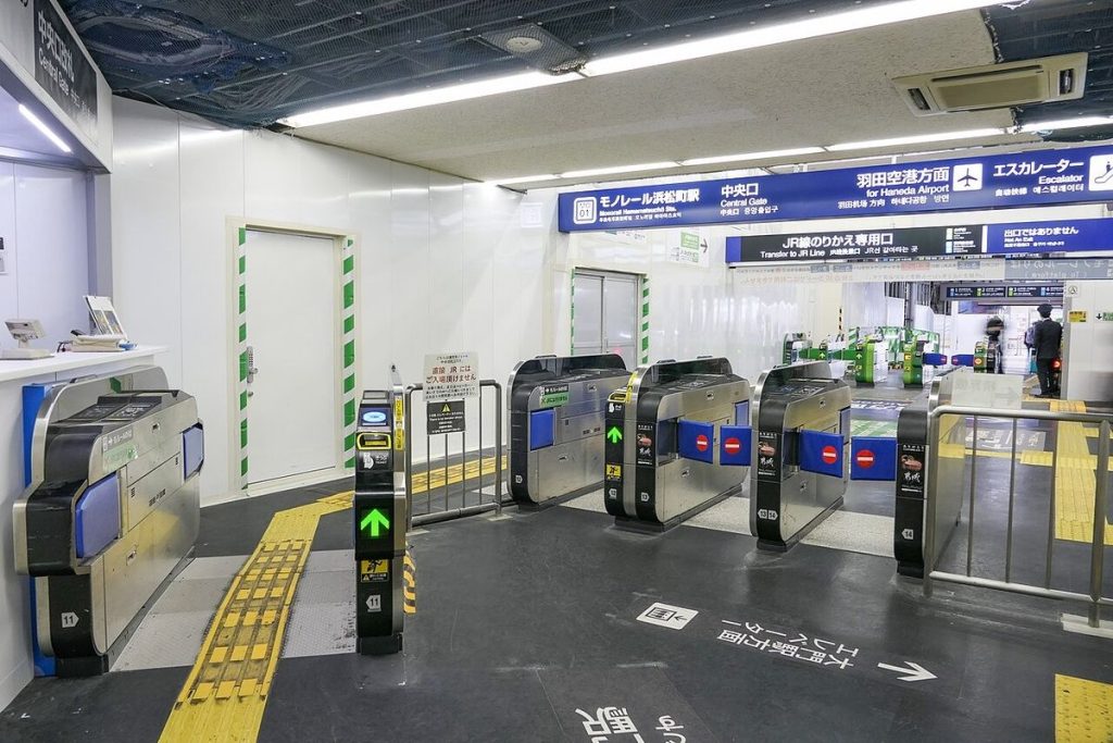 Ticket gates at Monorail Hamamatsucho Station with overhead signs for the transfer to JR lines