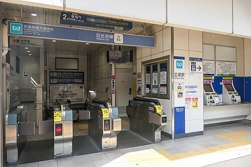 Automatic ticket gates and ticket machines at Hiro-o Station on the Tokyo Metro Hibiya Line