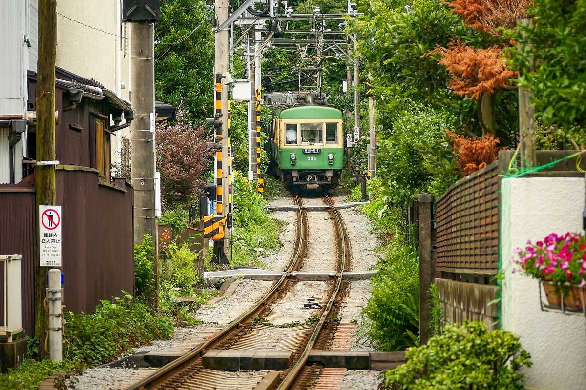 An Enoshima Electric Railway Series 300 train running through a residential stretch near Hase in Kamakura