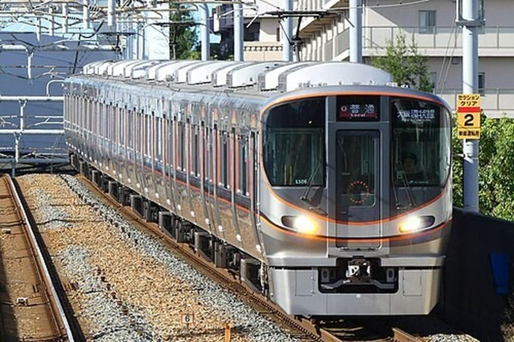 JR West commuter train on the Sakurajima (JR Yumesaki) Line, which serves Universal-City Station